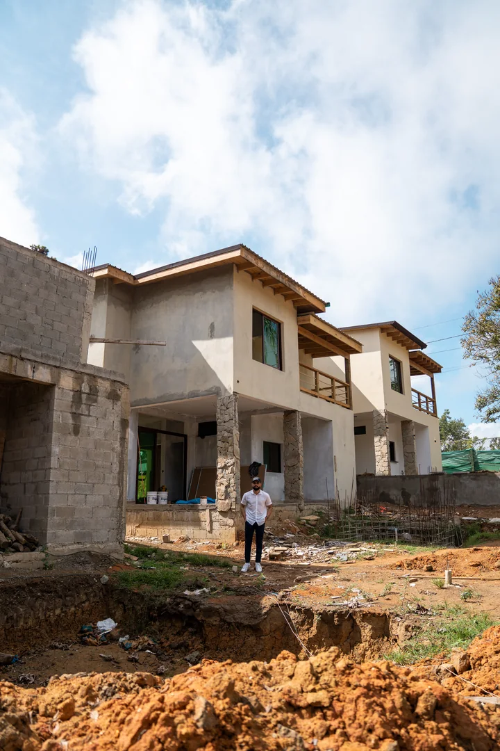 Varias villas en proceso de construcción dentro del proyecto