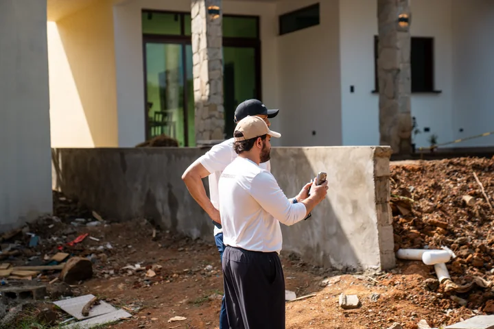 Carlos Núñez y el desarrollador supervisando detalles de construcción en el proyecto