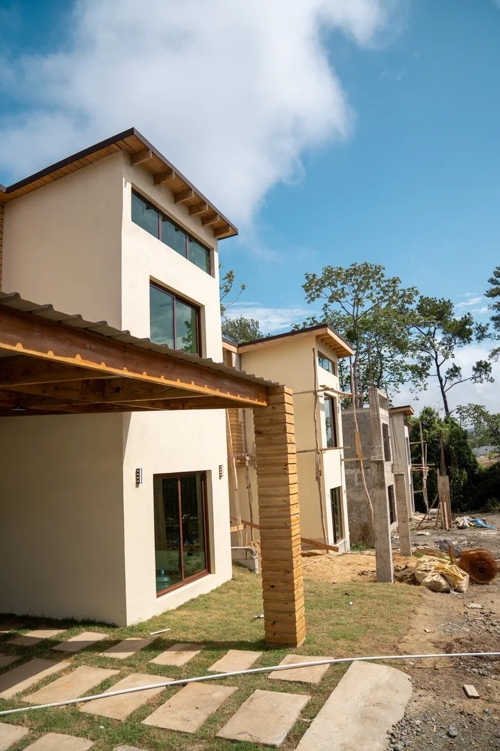 Villa construida en primer plano y otras unidades del proyecto en desarrollo
